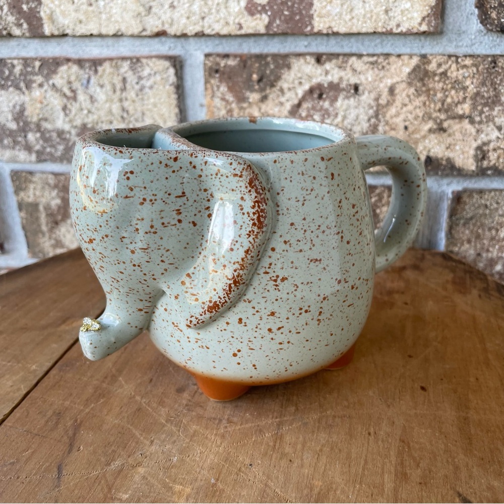 Elephant Tea Mug 16 oz Bee on the Trunk! Cute! Speckled Excellent Condition!